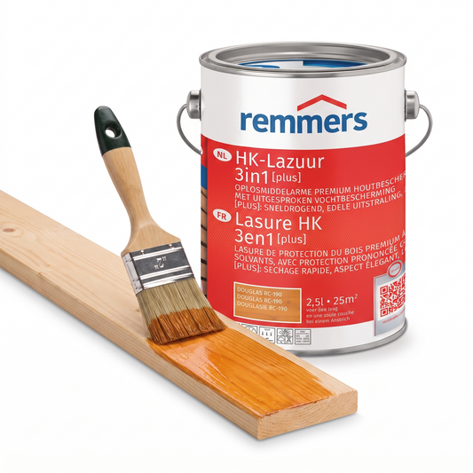 Voordeelset Remmers HK-Lazuur 3in1 PLUS Douglas 2,5 liter met Goudhaantje platte beitskwast in gebruik op hout