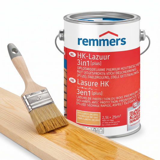 Voordeelset Remmers HK-Lazuur 3in1 PLUS Pine/Lariks 2,5 liter met beitskwast in gebruik op hout